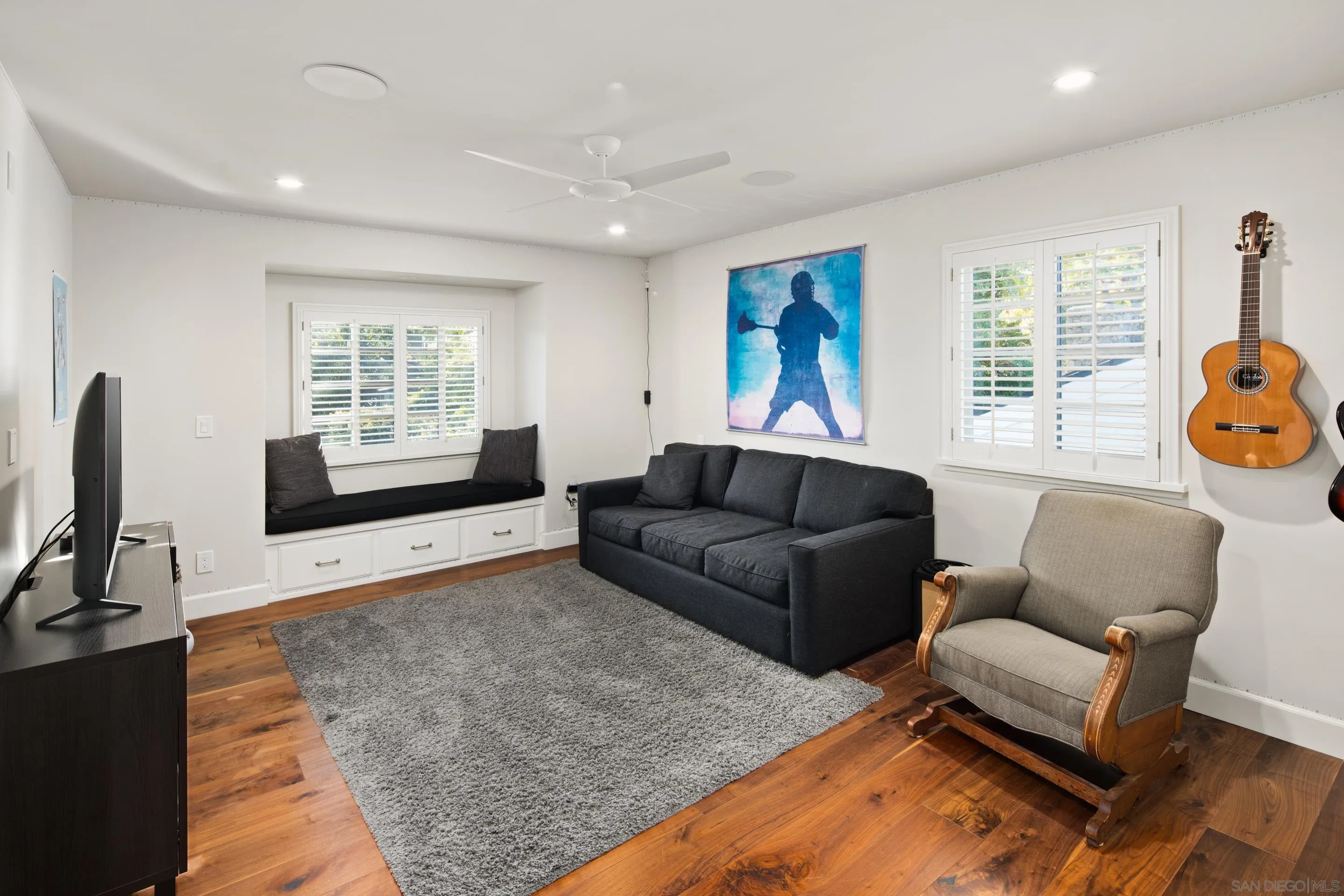 3530 Silvergate Place San Diego, CA 92106 - Photo 24 of 41 a living room with furniture and a flat screen tv