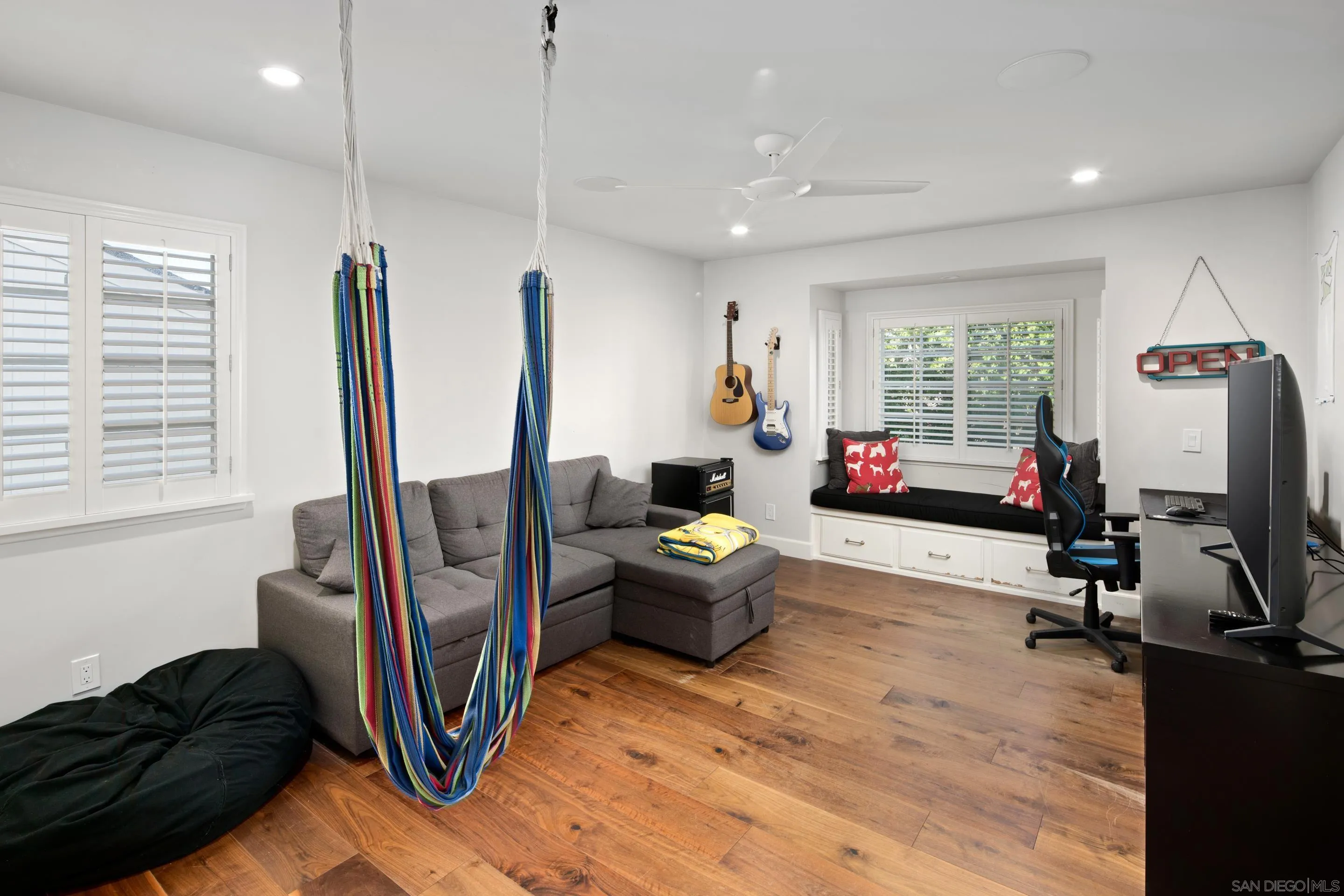 3530 Silvergate Place San Diego, CA 92106 - Photo 25 of 41 a living room with furniture and a flat screen tv