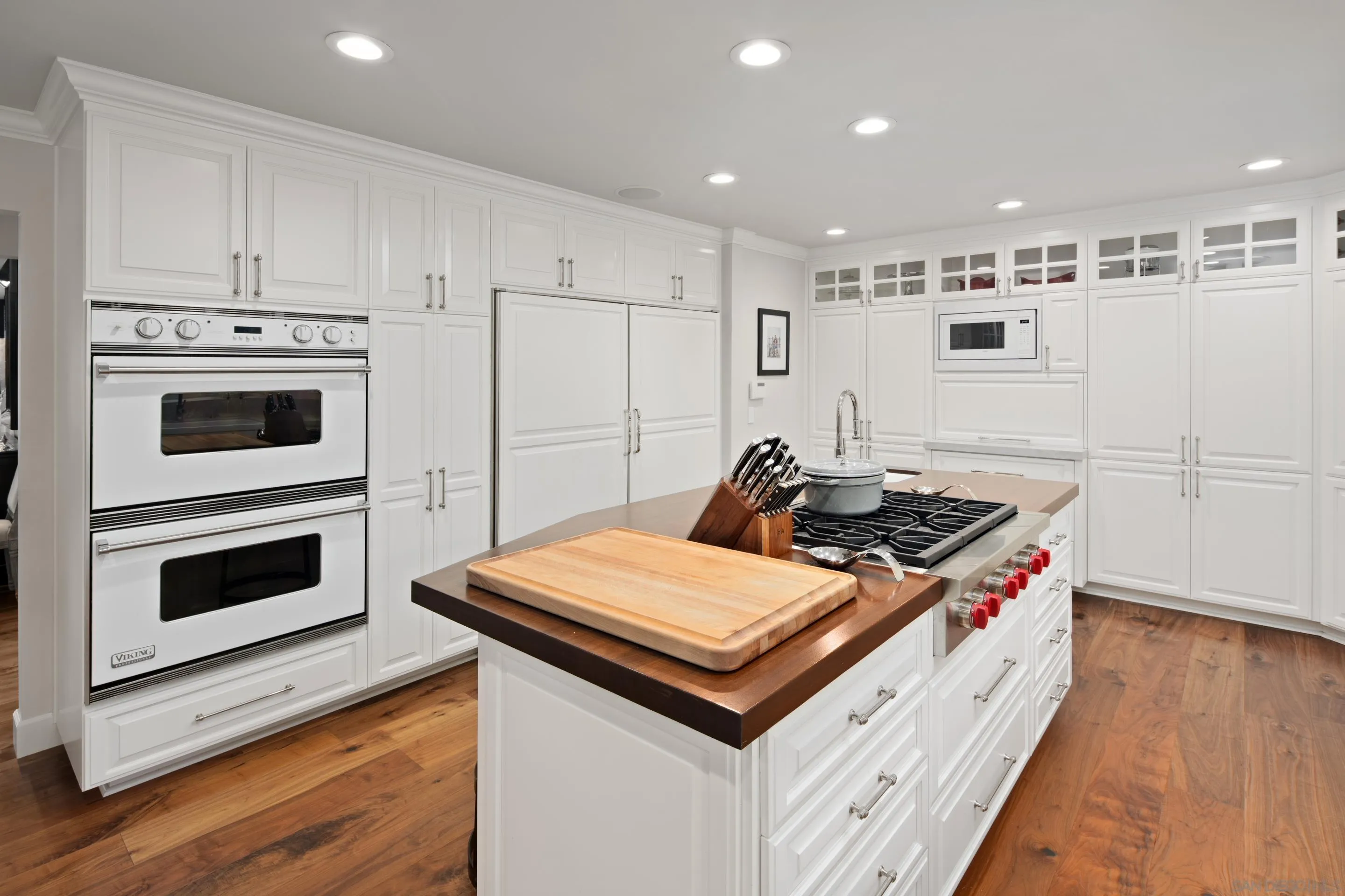 3530 Silvergate Place San Diego, CA 92106 - Photo 4 of 41 a kitchen with a stove and a microwave