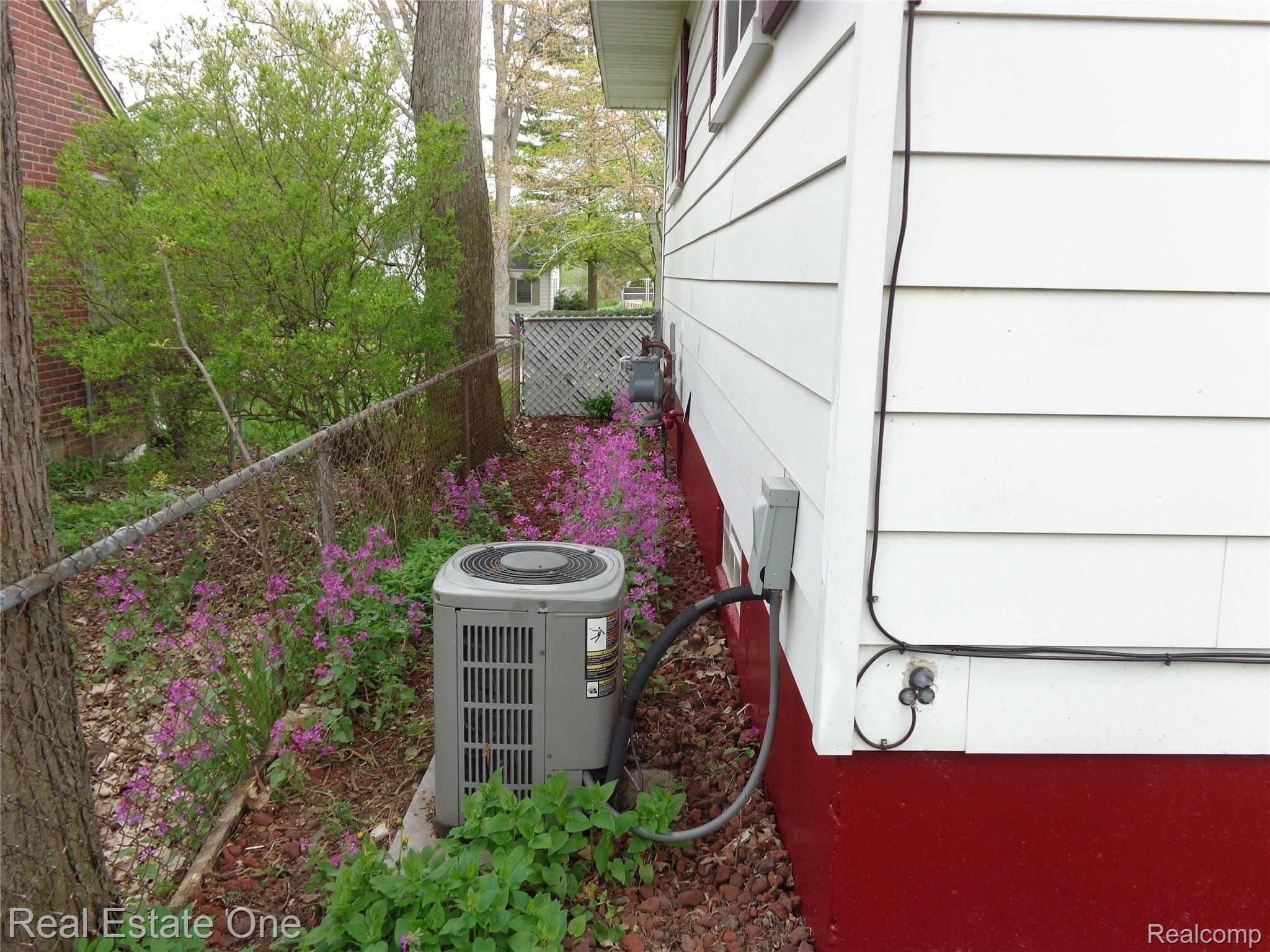 381 Dover Road Waterford, MI 48328 - Photo 19 of 22 CENTRAL AIR.JPG