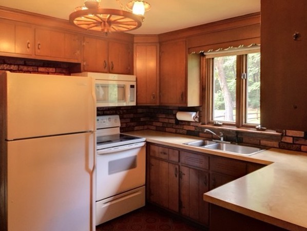 33 Pebble Path Lane West Springfield, MA 01089 - Photo 5 of 28 Gallery Image 5