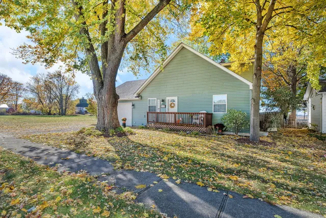 a view of a house with backyard and trees