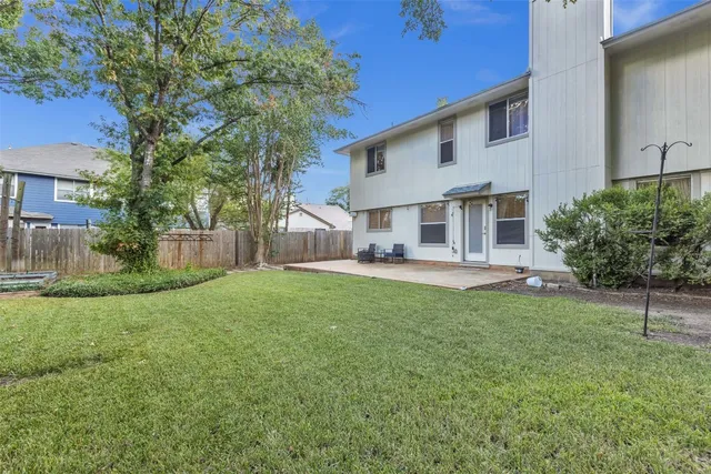 a view of a house with backyard and sitting area
