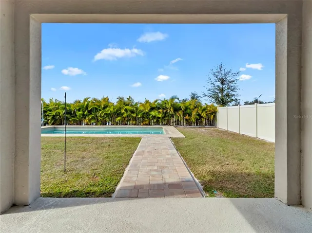 a view of a backyard