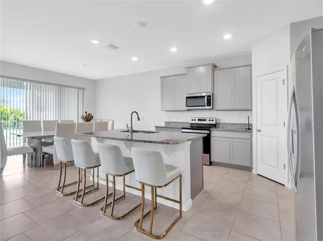 a view of a big room with a big yard