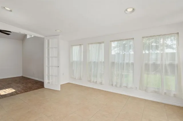 a view of entryway with window