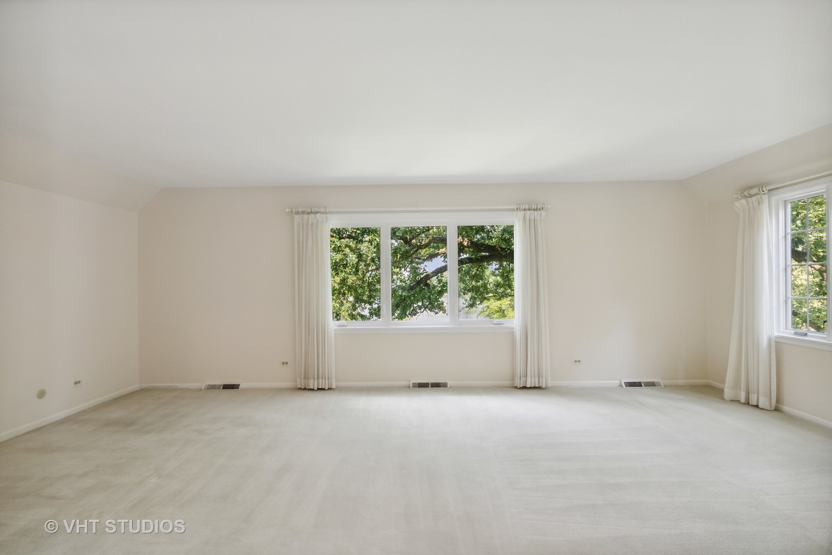 395 North Valley Road Barrington, IL 60010 - Photo 17 of 45 an empty room with a window
