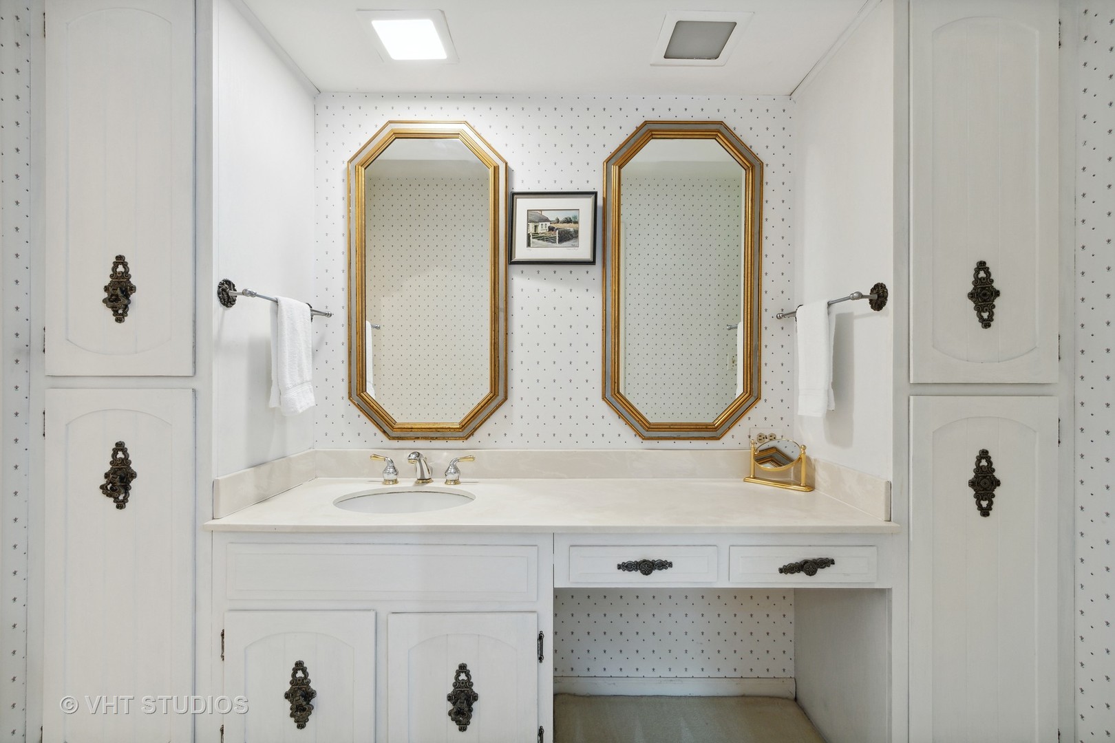 395 North Valley Road Barrington, IL 60010 - Photo 20 of 45 a bathroom with double vanity sinks and a mirror