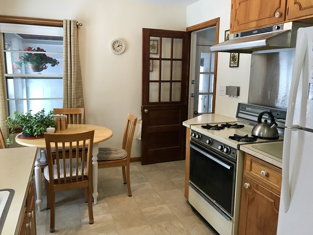 514 Dewey Street West Springfield, MA 01089 - Photo 11 of 28