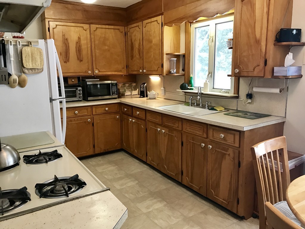 514 Dewey Street West Springfield, MA 01089 - Photo 6 of 28