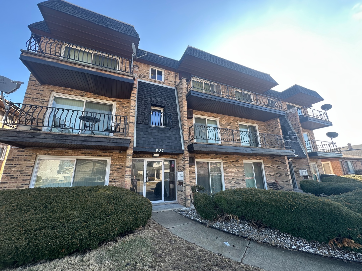 437 Prairie Avenue Calumet City, IL 60409 - Photo 2 of 15 a front view of a house
