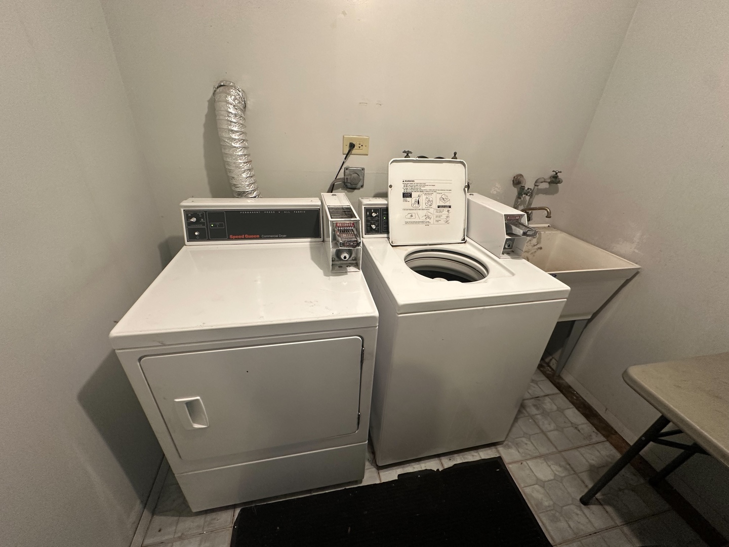 437 Prairie Avenue Calumet City, IL 60409 - Photo 7 of 15 a utility room with dryer and washer