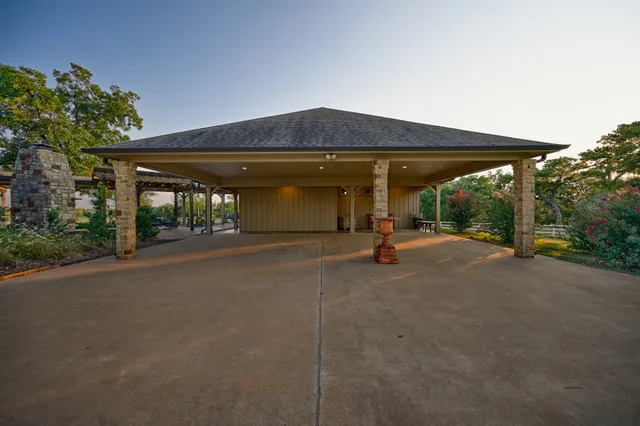 a view of a house with backyard and porch