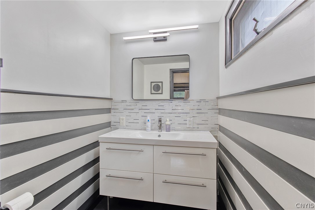 112 Winthrop Road Syracuse, NY 13206 - Photo 26 of 42 Bright, Clean, and Fully Updated En-Suite Convenie