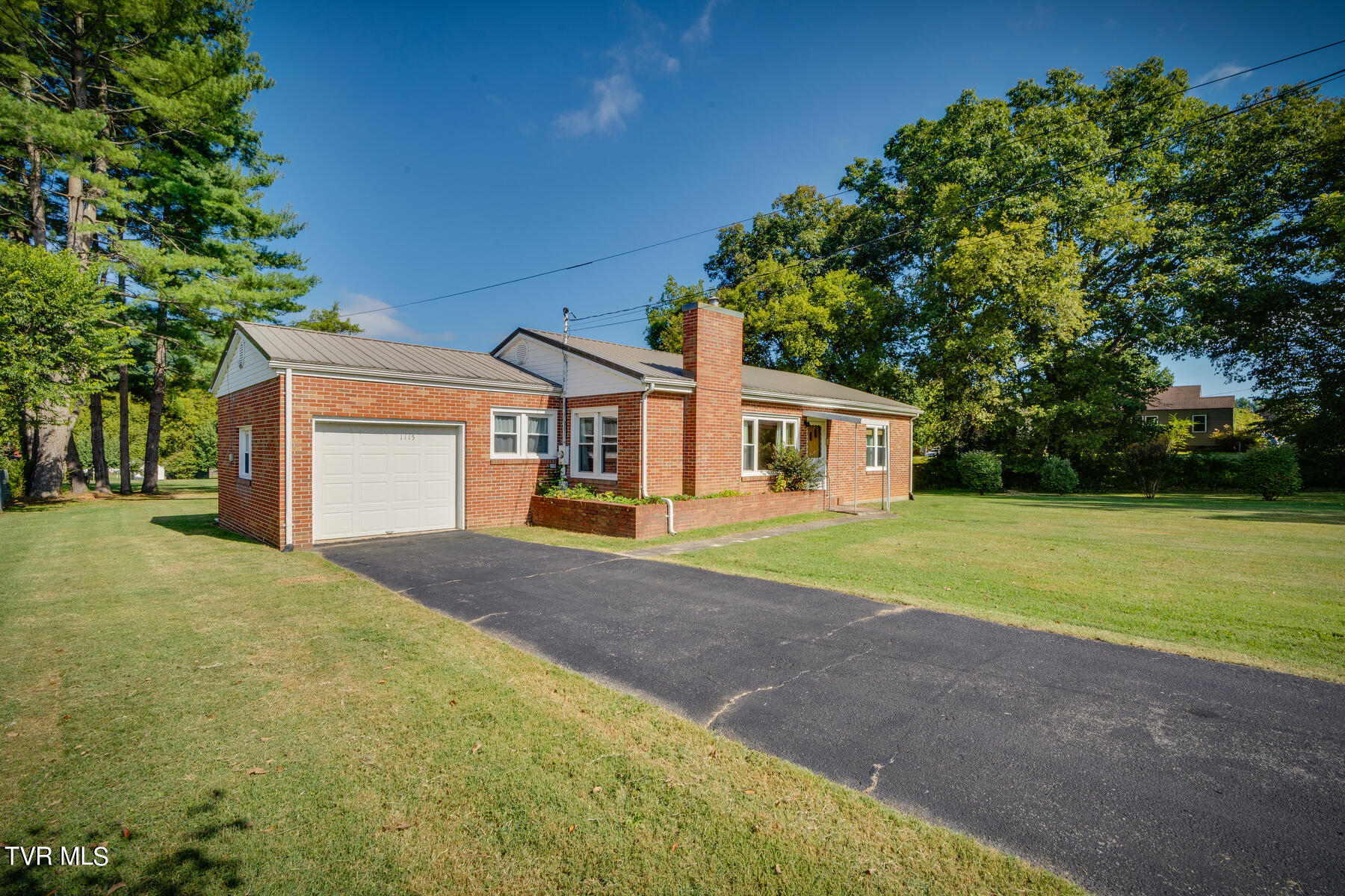 1115 Mountainview Road Erwin, TN 37650 - Photo 2 of 25 002