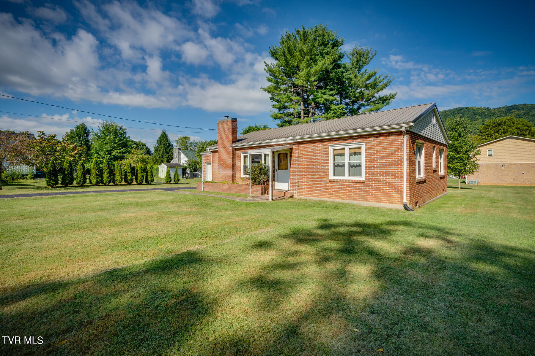 1115 Mountainview Road Erwin, TN 37650 - Photo 3 of 25 003