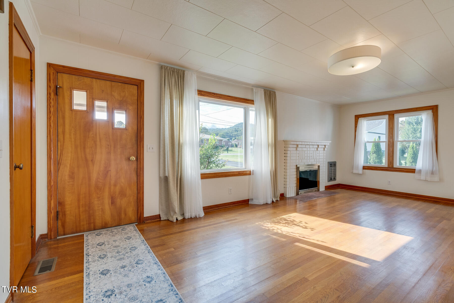 1115 Mountainview Road Erwin, TN 37650 - Photo 5 of 25 005