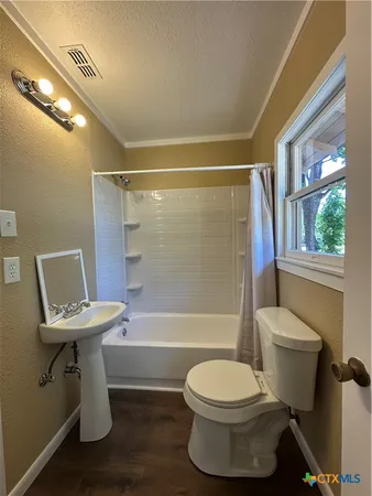 $1,650 | 726 East Humphreys Street, Seguin, TX 78155