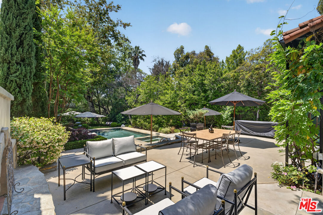 760 South San Rafael Avenue Pasadena, CA 91105 - Photo 7 of 45 a view of patio with chairs and table with an umbrella