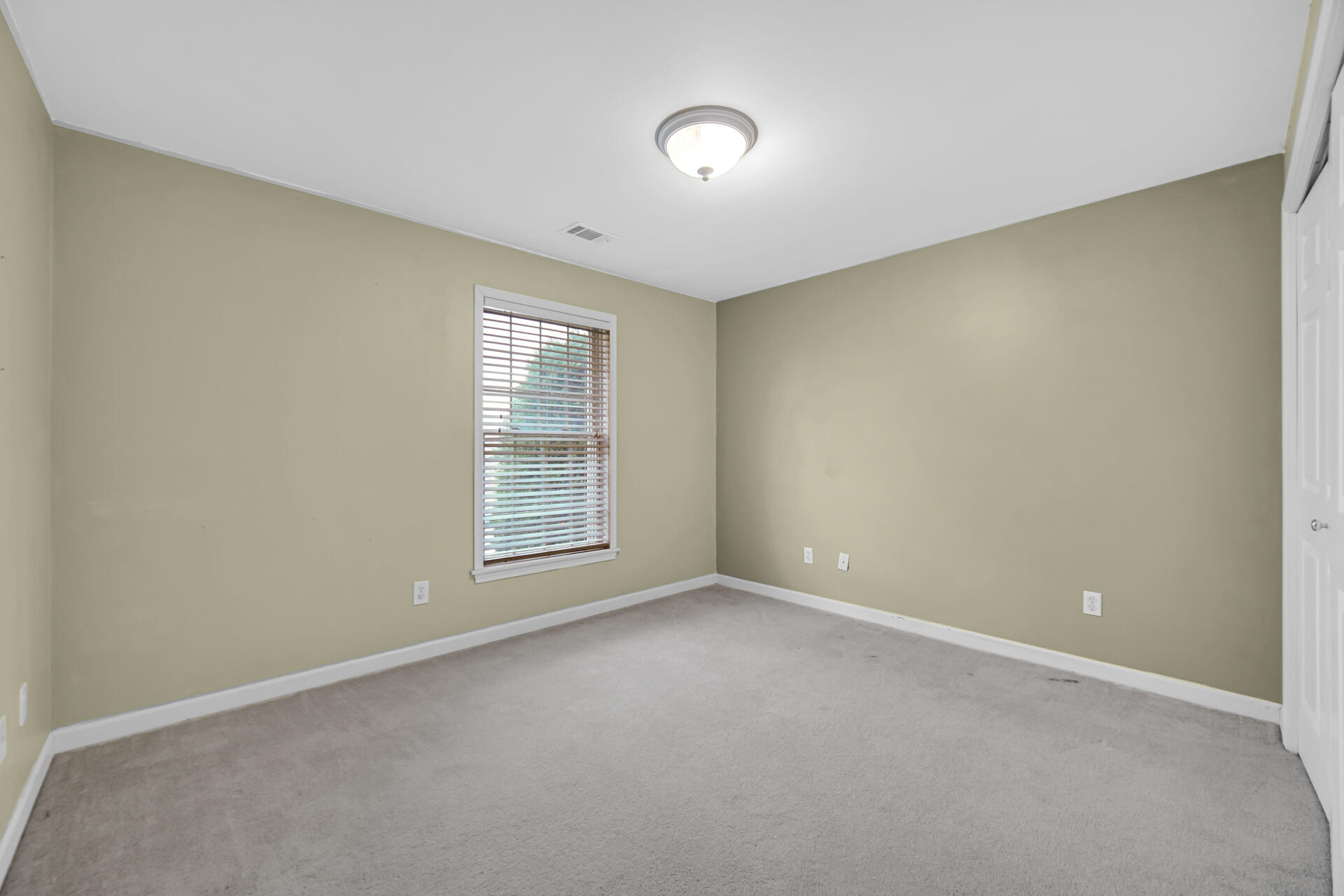 2649 Georgetowne Drive, Unit B2 Highland, IN 46322 - Photo 15 of 20 a view of an empty room with a window