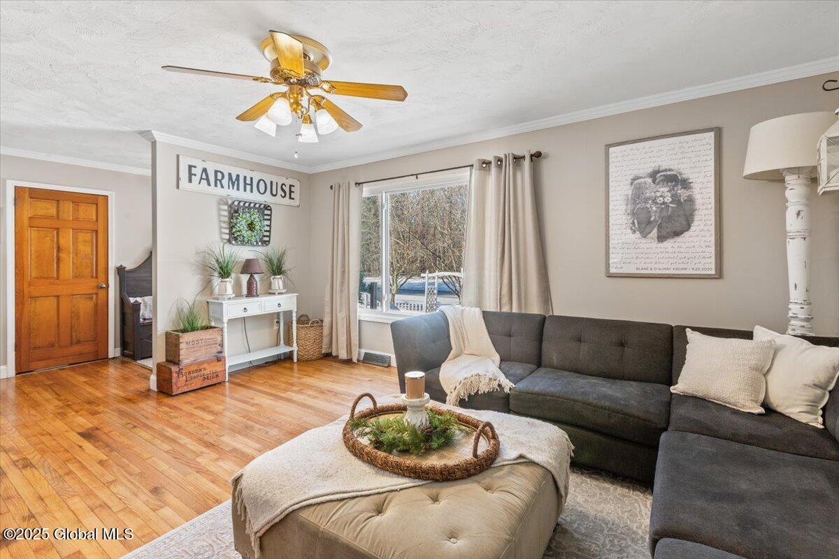 264 Starr Road Coeymans, NY 12143 - Photo 6 of 33 06-Living Room
