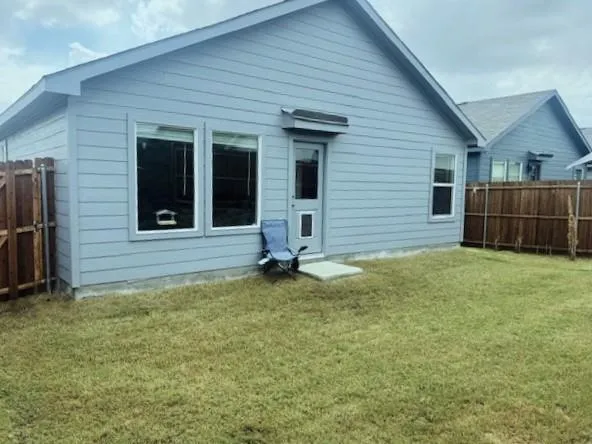 a view of a backyard