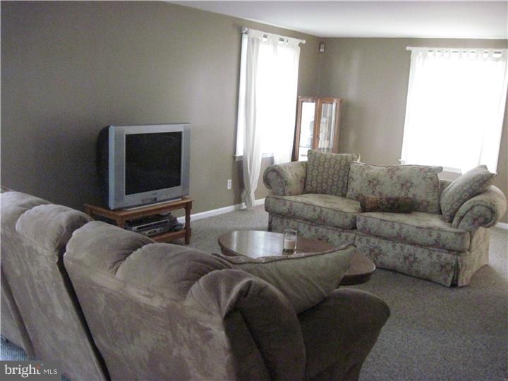 172 Pearl Croft Road Cherry Hill, NJ 08034 - Photo 9 of 25 Living Room
