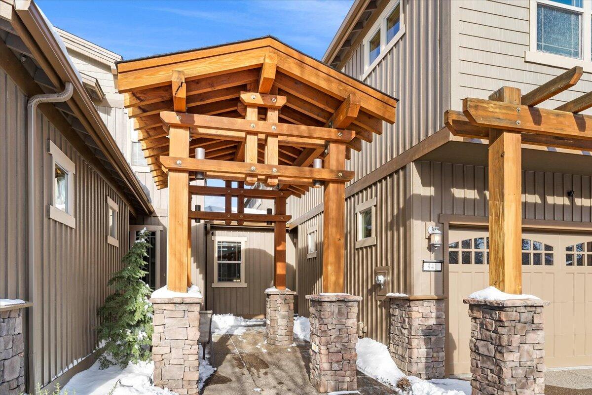 941 Southwest Vantage Point Way Bend, OR 97702 - Photo 8 of 52 02-Exterior
