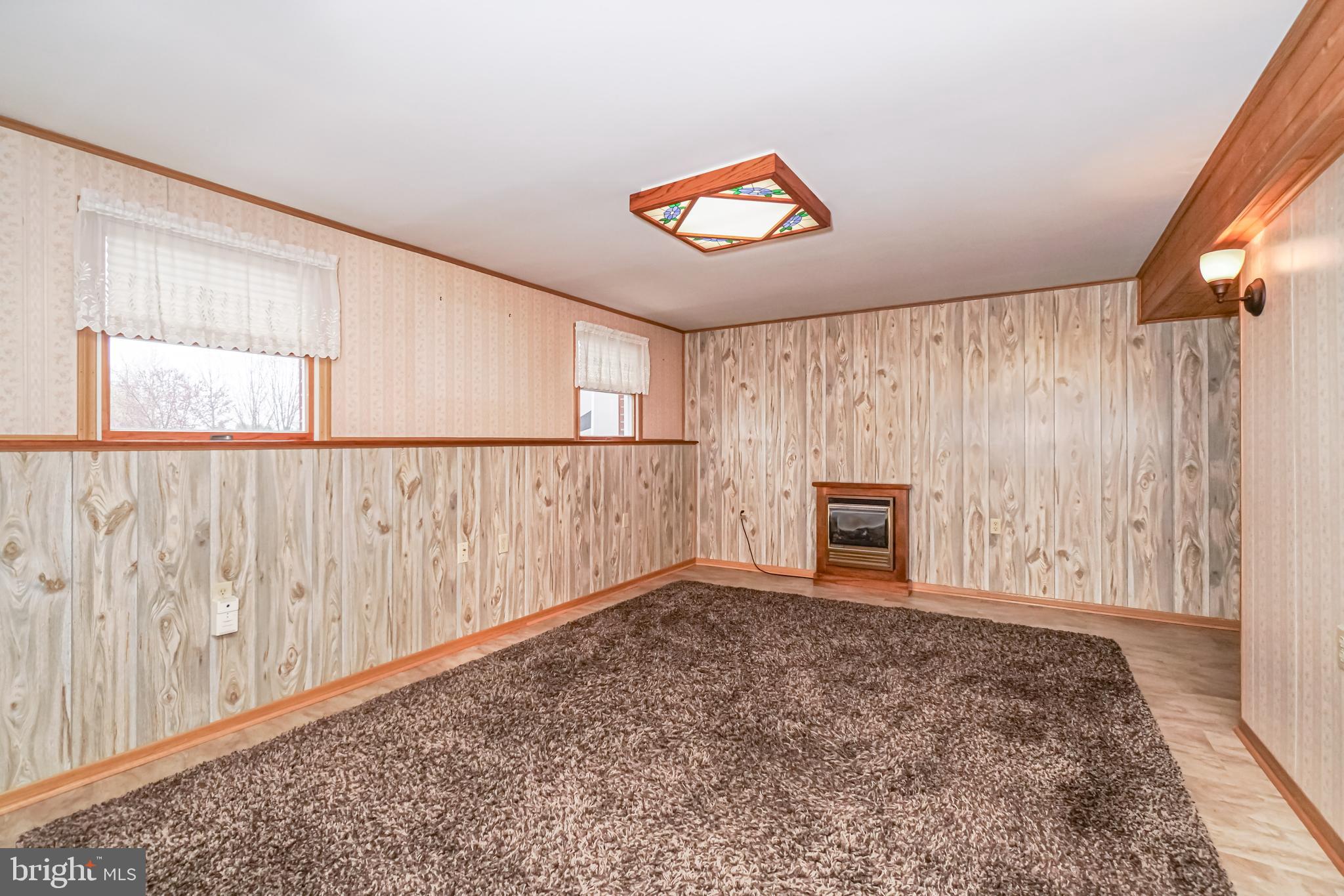 20 Riverview Court Elkton, MD 21921 - Photo 17 of 19 Lg fam room w/propane fireplace. Owned prop. tanks