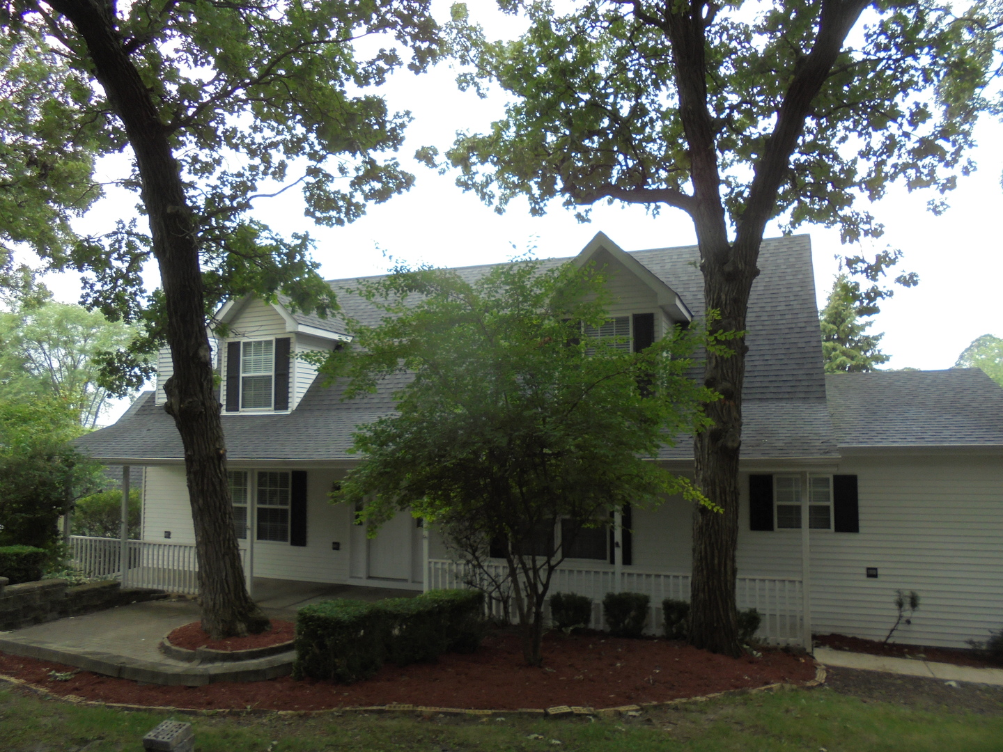 660 West Nippersink Road Round Lake, IL 60073 - Photo 2 of 24 a front view of a house with garden