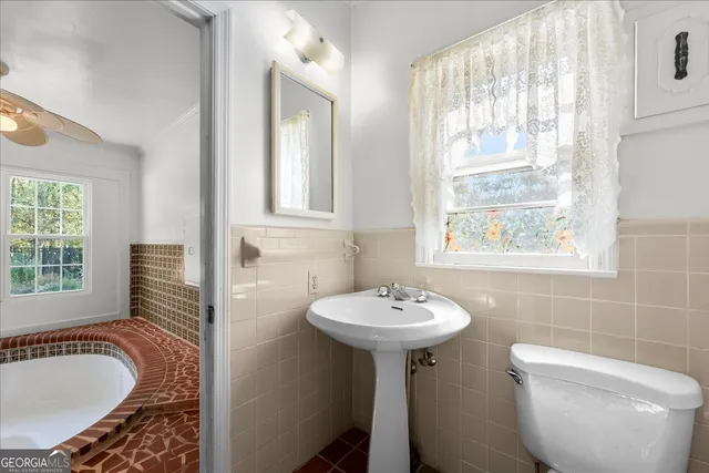 a view of entryway with bathroom