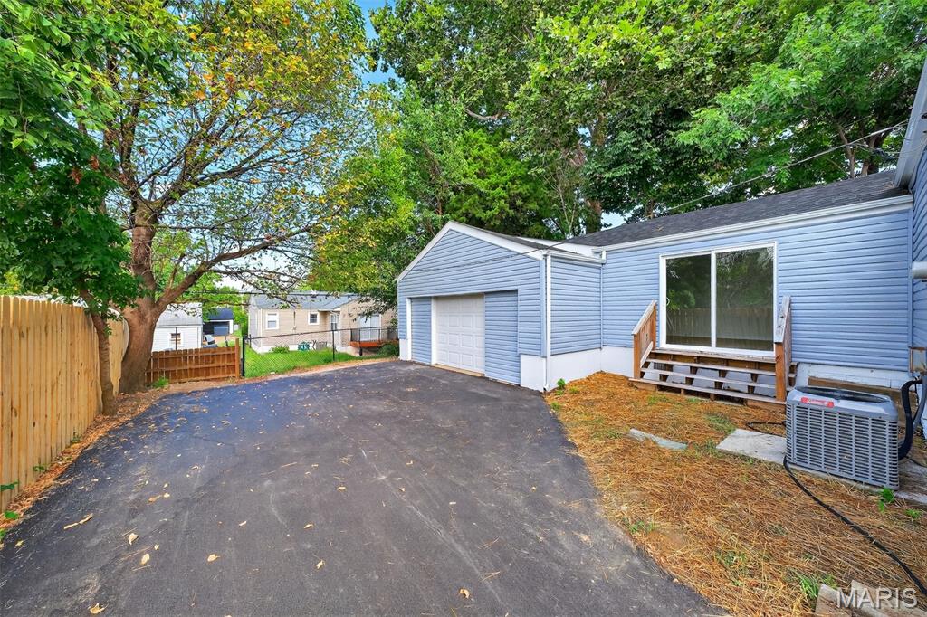 8509 MacKenzie Road St. Louis, MO 63123 - Photo 4 of 23