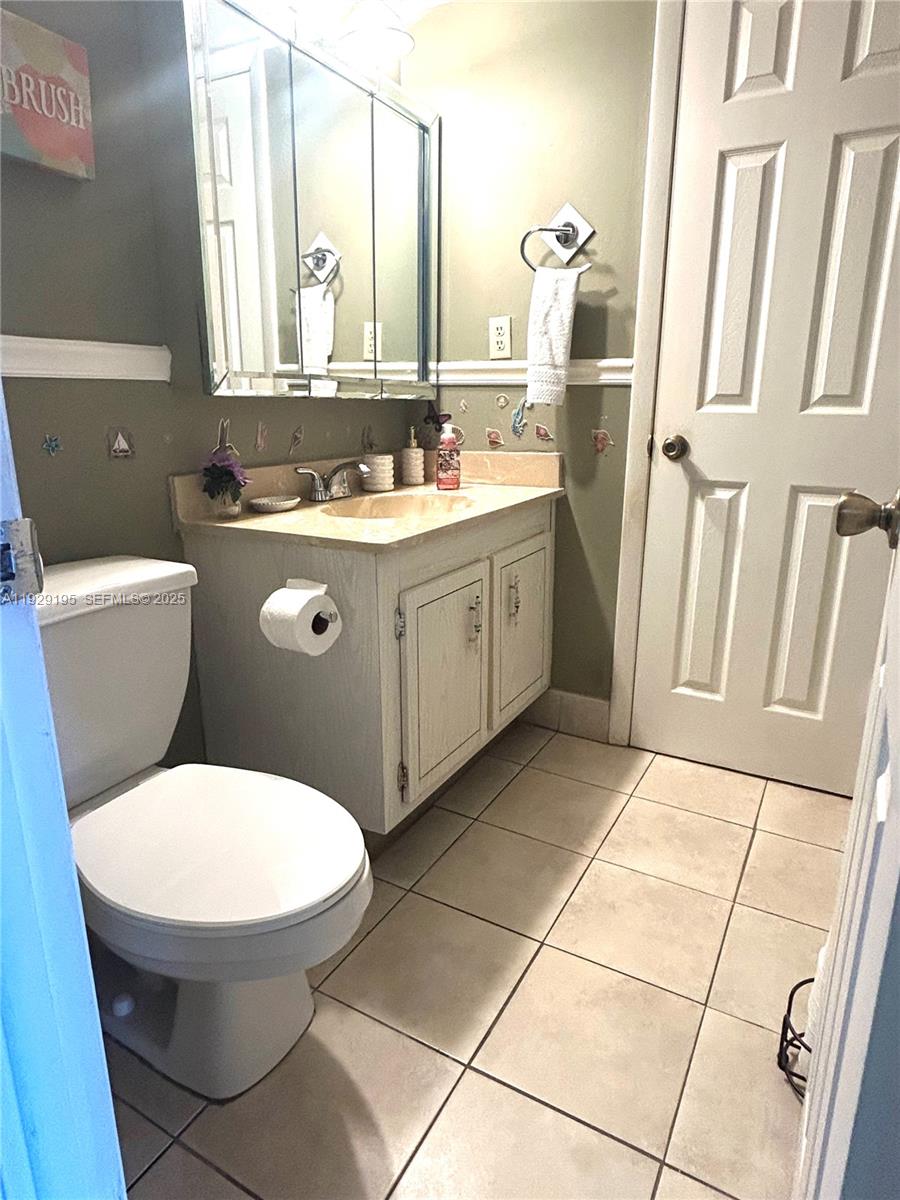 900 St Charles Place, Unit 606 Pembroke Pines, FL 33026 - Photo 9 of 36 a bathroom with a sink a toilet and a mirror