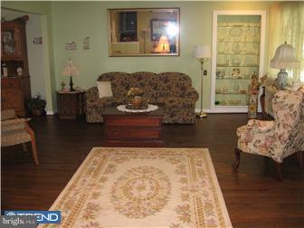 512 Wingate Road Abington, PA 19006 - Photo 3 of 12 Living Room