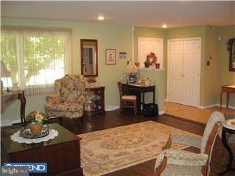 512 Wingate Road Abington, PA 19006 - Photo 4 of 12 Living Room