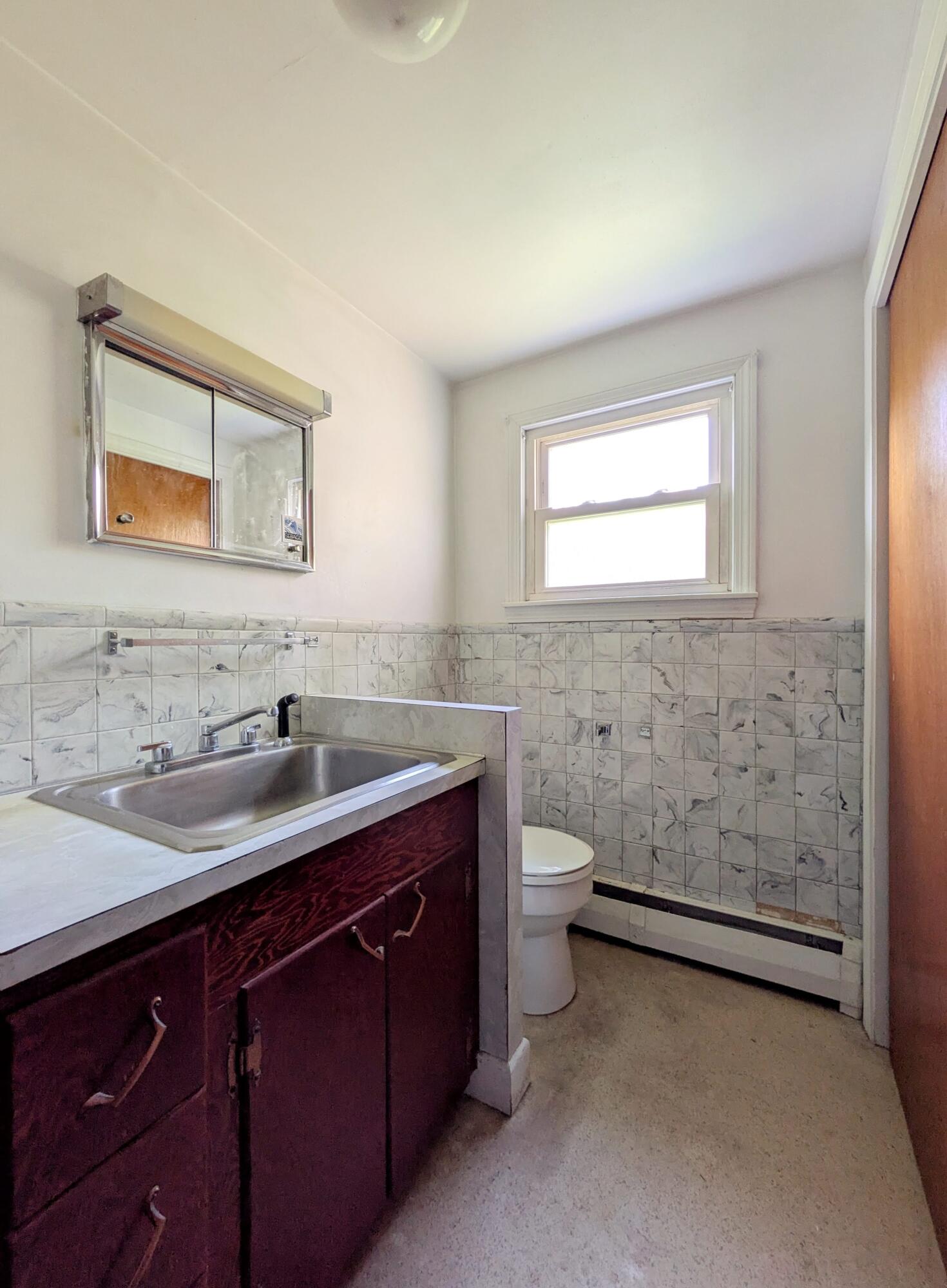 451 Summit Street Portland, ME 04103 - Photo 18 of 21 Upstairsbathroom