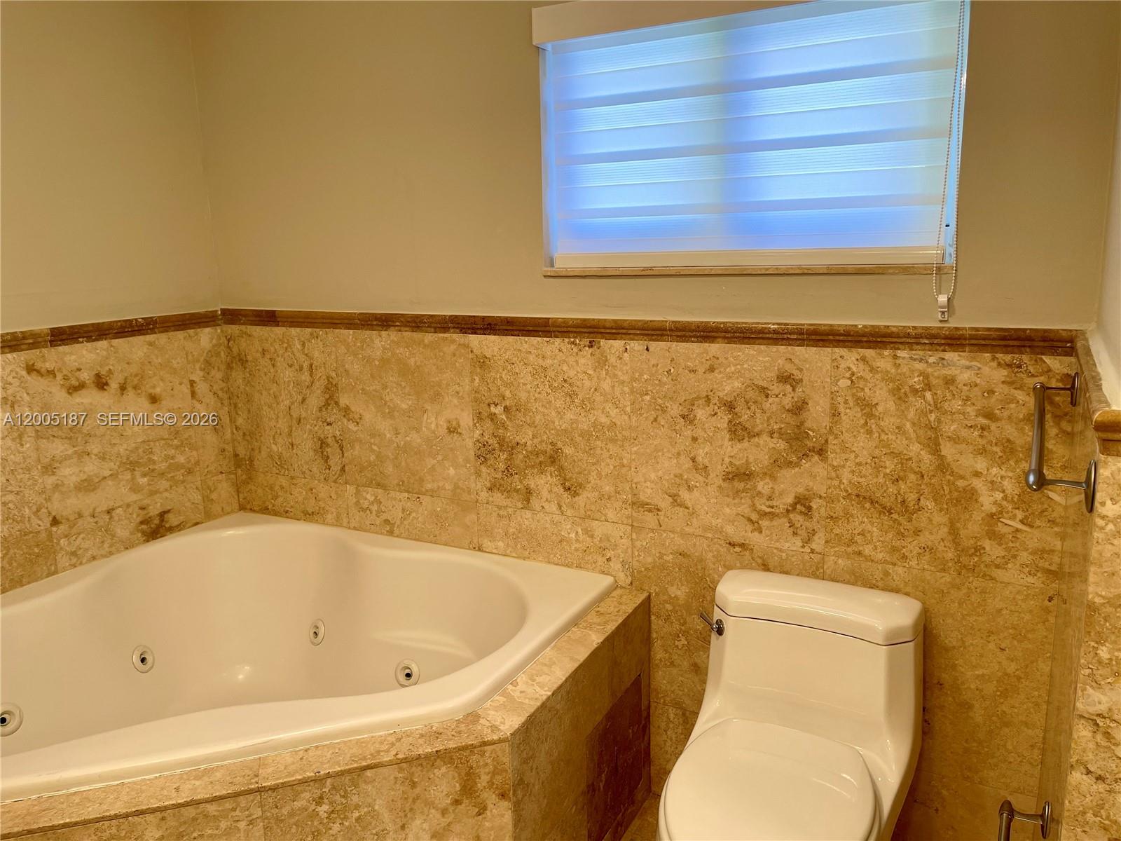 3191 Ohio Street Miami, FL 33133 - Photo 21 of 32 a bathroom with a bathtub and a toilet