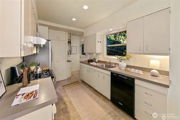 $6,800 | 707 Lake Washington Boulevard South, Seattle, WA 98144