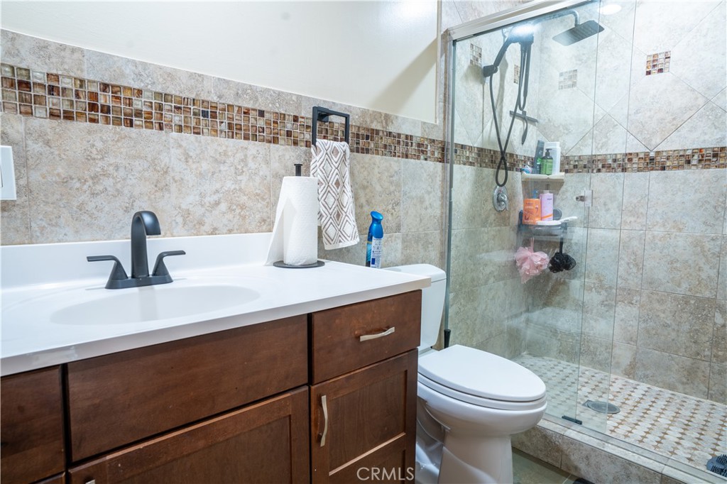 6930 Balcom Avenue Reseda, CA 91335 - Photo 22 of 38 Bath 5