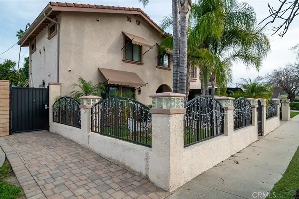 a view of a house with backyard and plants