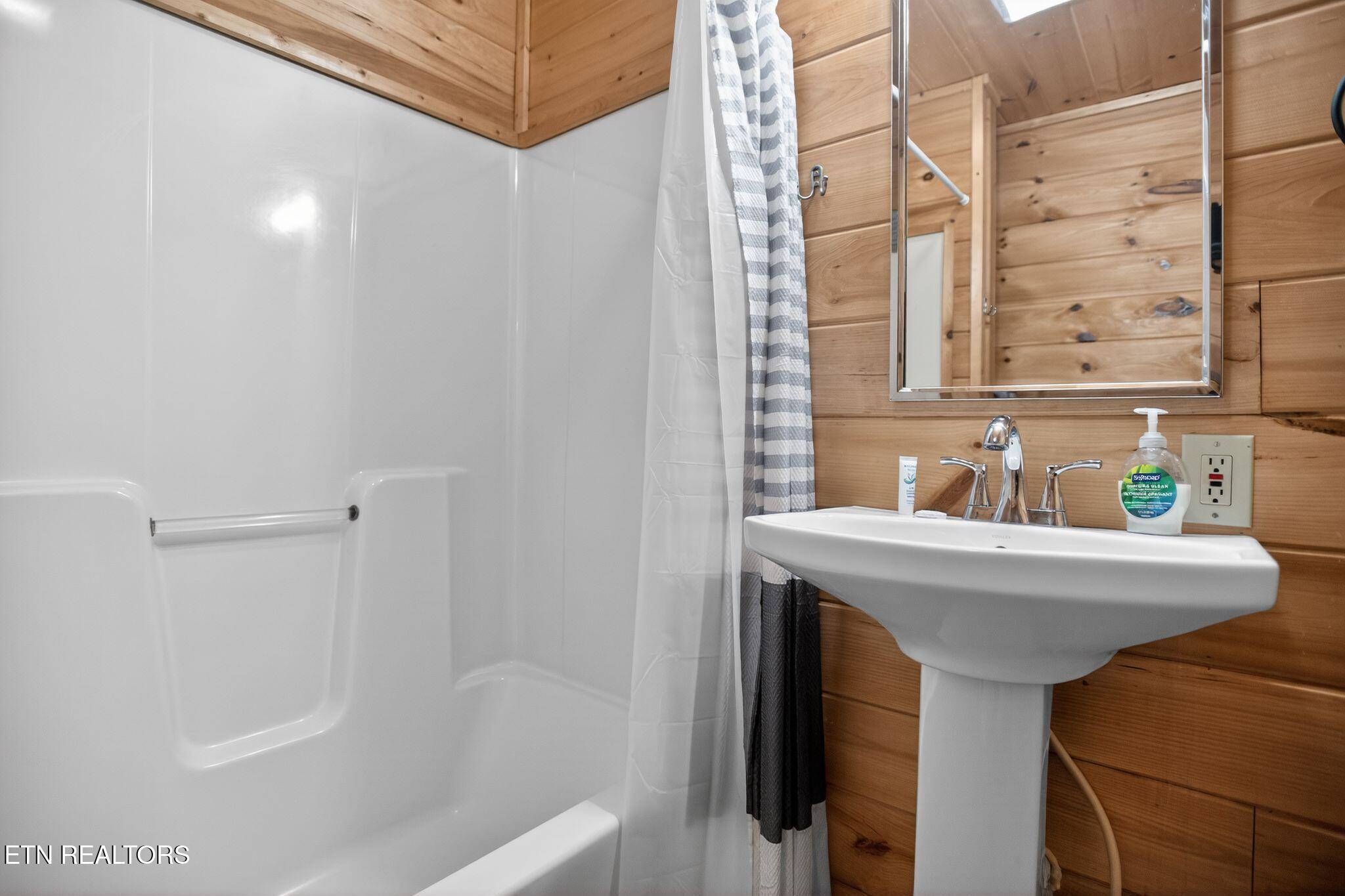 406 King Branch Road Sevierville, TN 37876 - Photo 17 of 25 31_406_King_Branch_Rd_Sevierville_TN_378