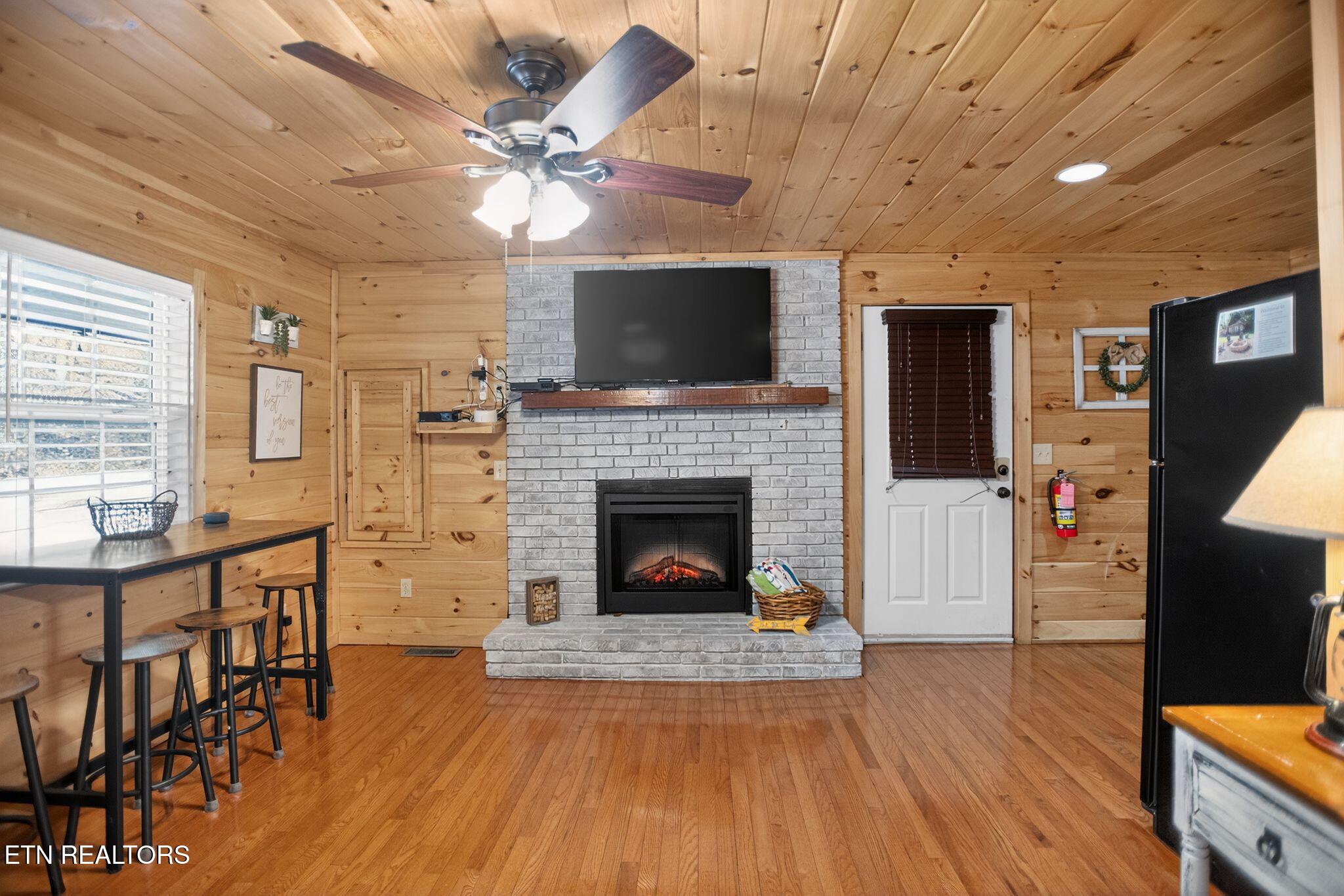 406 King Branch Road Sevierville, TN 37876 - Photo 4 of 25 16_406_King_Branch_Rd_Sevierville_TN_378