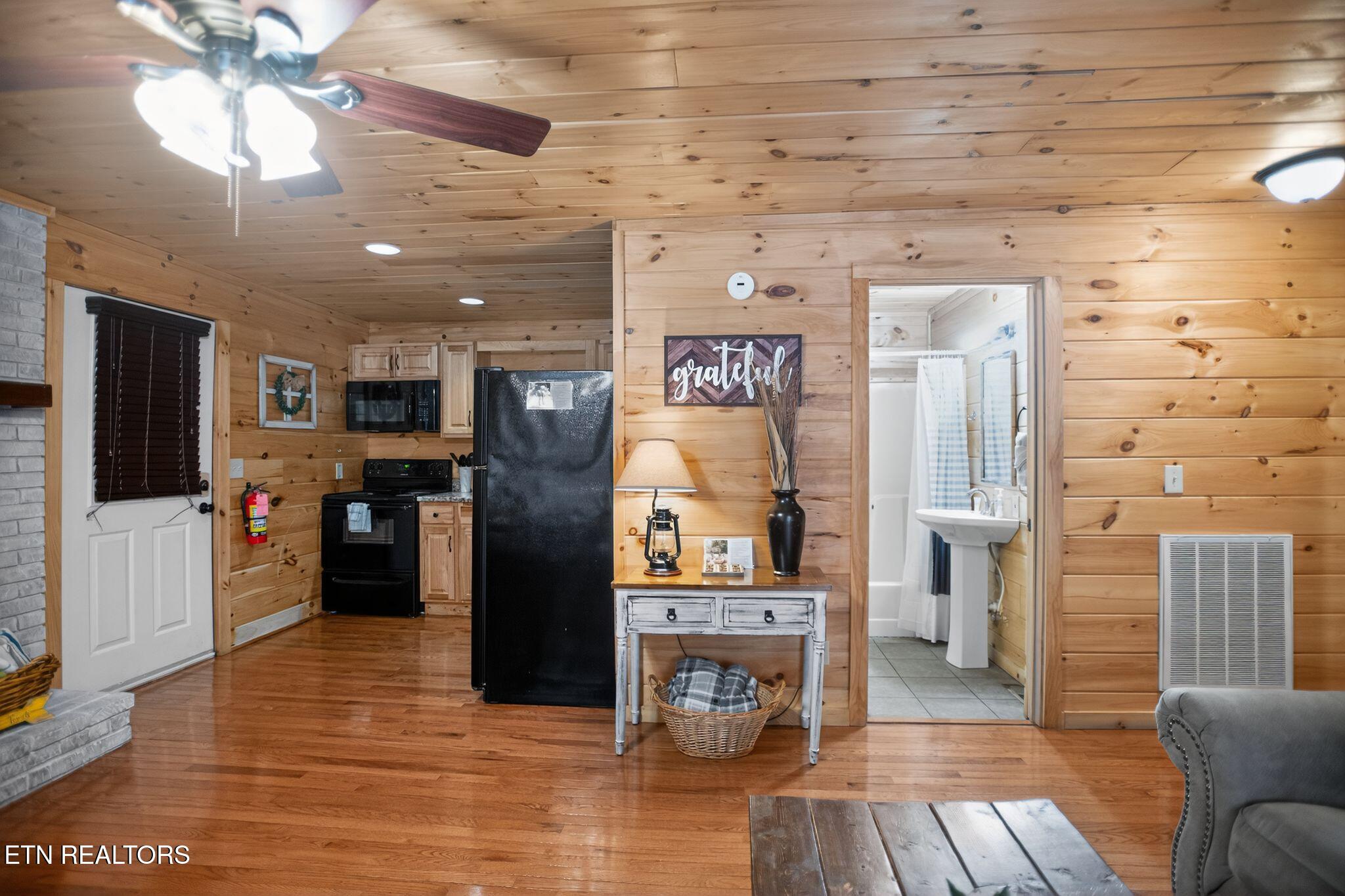 406 King Branch Road Sevierville, TN 37876 - Photo 8 of 25 21_406_King_Branch_Rd_Sevierville_TN_378