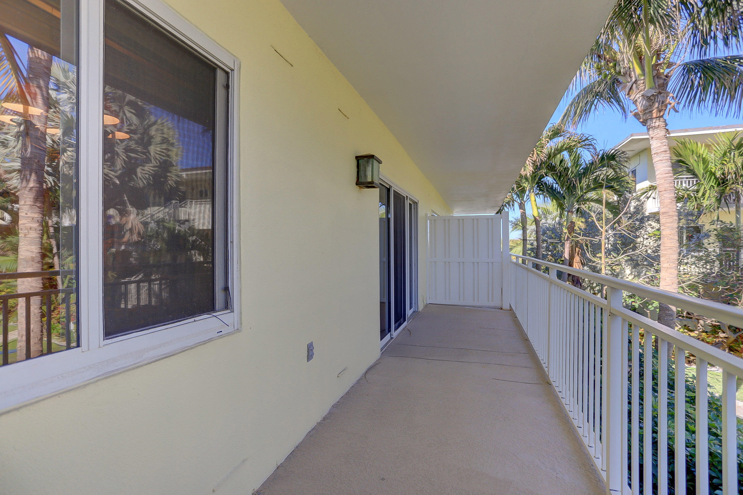 6520 North Ocean Boulevard, Unit 28 Ocean Ridge, FL 33435 - Photo 10 of 32 a view of a hallway