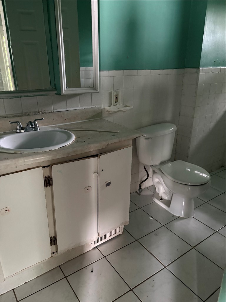 396-398 Ravine Avenue Rochester, NY 14613 - Photo 34 of 39 398 Bathroom upstairs