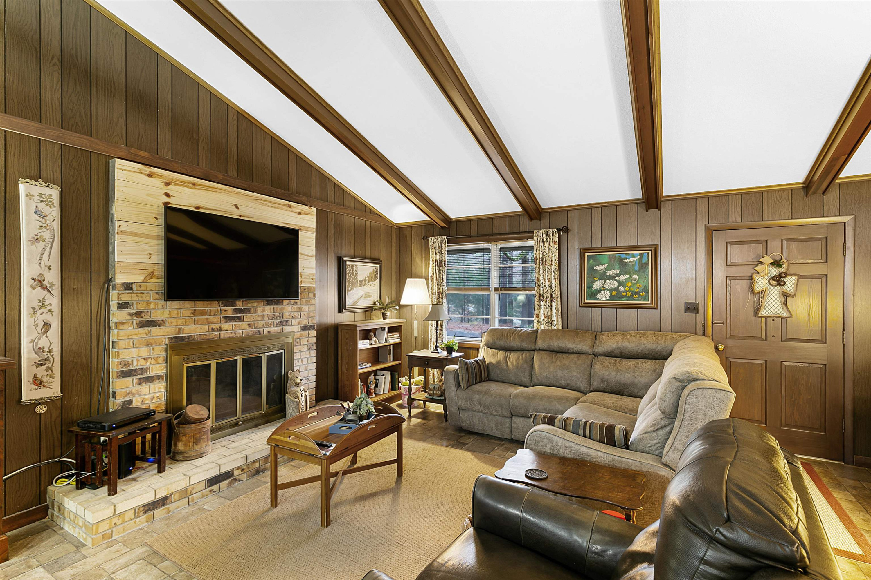 121 Odell Road Jackson, TN 38301 - Photo 3 of 18 a living room with furniture and a flat screen tv