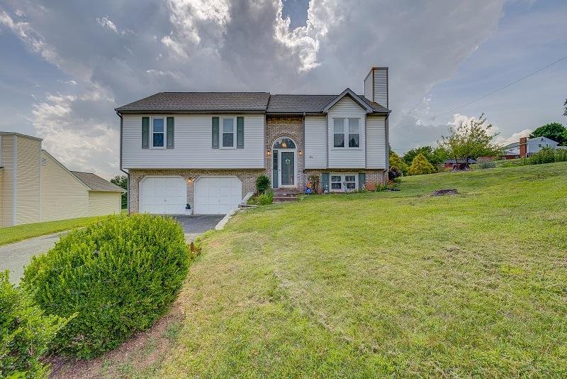 1806 Angus Road Northwest Roanoke, VA 24017 - Photo 1 of 23 Front
