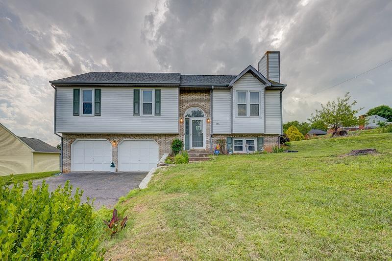 1806 Angus Road Northwest Roanoke, VA 24017 - Photo 2 of 23 Front1