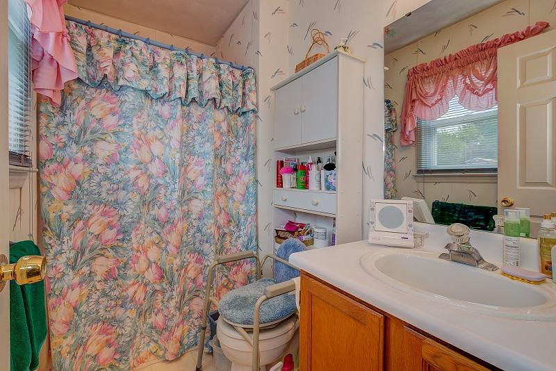 1806 Angus Road Northwest Roanoke, VA 24017 - Photo 13 of 23 Master Bathroom