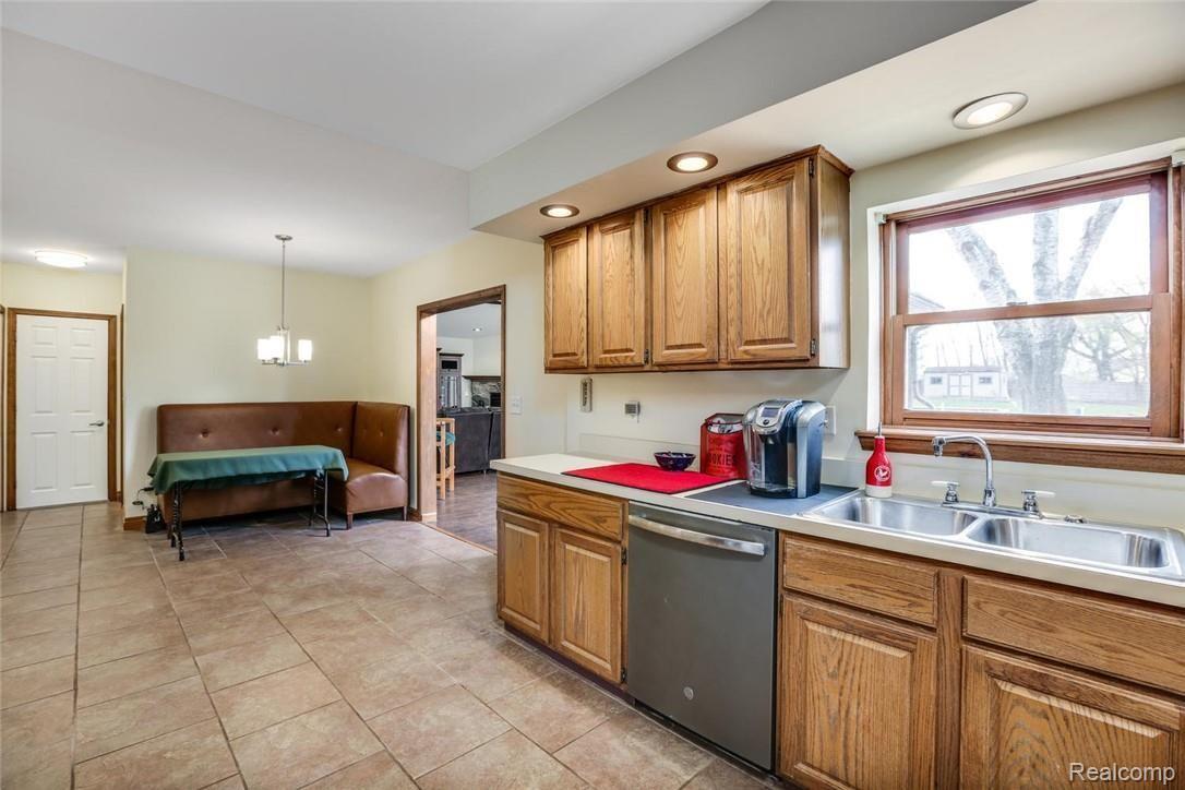 864 Creston Road Troy, MI 48085 - Photo 14 of 33 864 Creston Road Troy MI 48085-large-017-14-864 Creston Drive Troy00017-1500x1000-72dpi.jpg